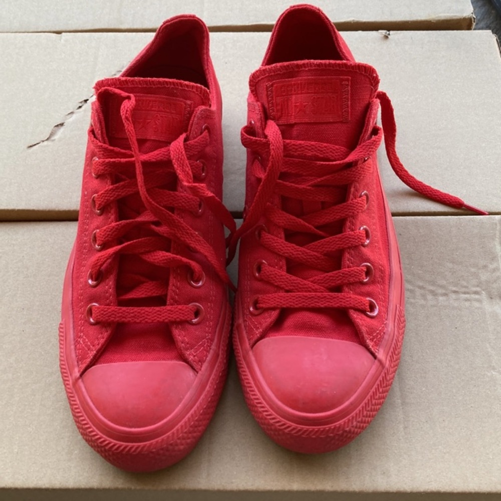 Red Converse Chuck Taylor Allstars women’s 8 men’s 6 low top